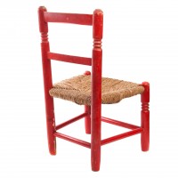 Krzesełko dziecięce lakierowane na czerwono. 